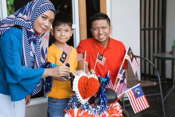 Familj och son firar Malaysia Merdeka eller Malaysiska självständighetsdagen — Stockfoto