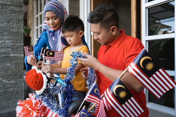 Família e filho celebrando a malásia merdeka ou dia da independência malaia — Fotografia de Stock