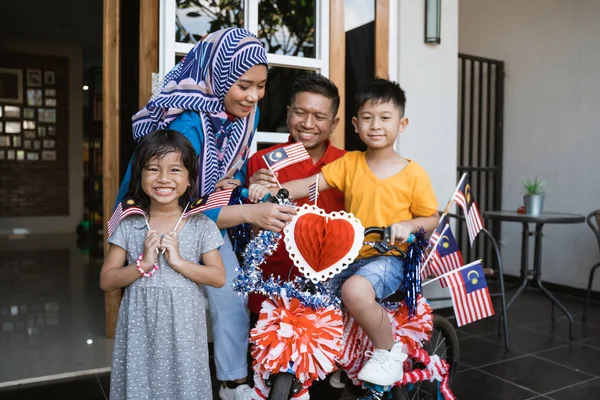 Familie en zoon vieren Maleisië Merdeka of Maleisische Onafhankelijkheidsdag — Stockfoto