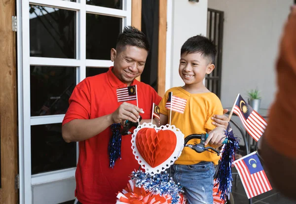 Keluarga malaysia pada hari kemerdekaan malaysia dengan hias basikal — Stok Foto