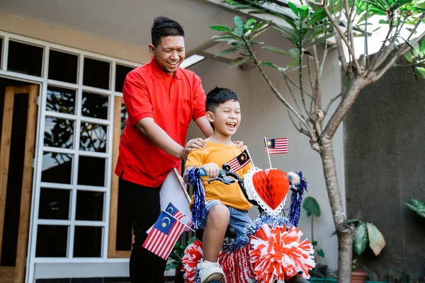 Menghiasi bendera sepeda dan malaysia untuk perayaan hari kemerdekaan — Stok Foto