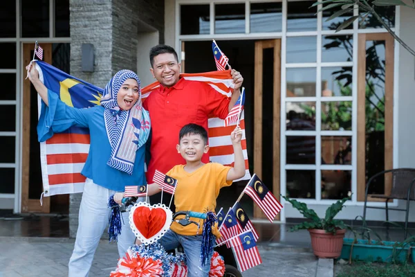 Família orgulhosa com bandeira malaia e bicyle decorado — Fotografia de Stock