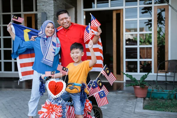 Família e filho celebrando a malásia merdeka ou dia da independência malaia — Fotografia de Stock