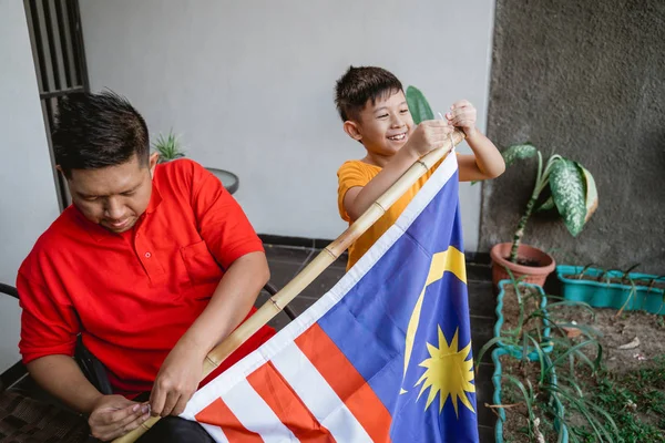 Keluarga merayakan hari kemerdekaan nasional Malaysia — Stok Foto
