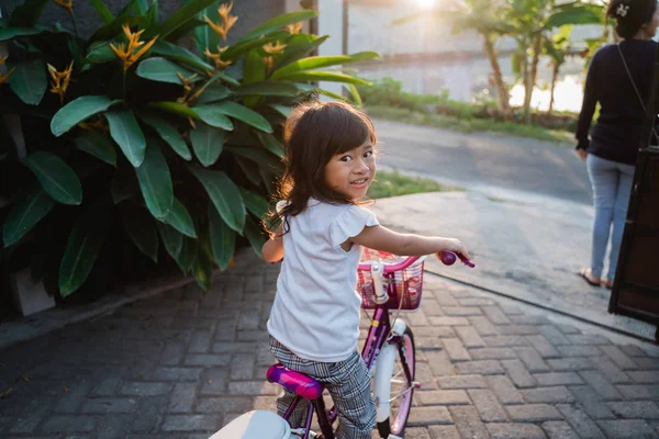 Niño pequeño disfrutar de montar su bicicleta al aire libre — Foto de Stock