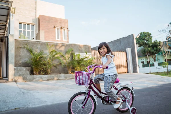 Niño pequeño disfrutar de montar su bicicleta al aire libre — Foto de Stock