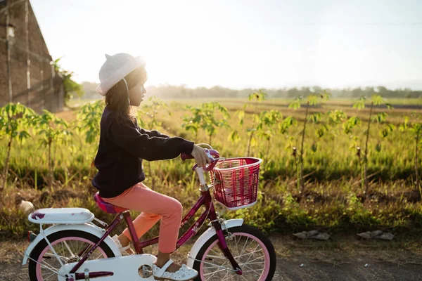 Indipendente asiatico bambino cavalcare il suo bicicletta — Foto Stock