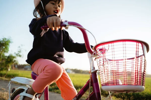 Onafhankelijk Aziatisch kind berijd haar fiets — Stockfoto