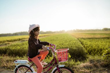 yürümeye başlayan çocuk açık havada bisikletsürme keyfini çıkarın