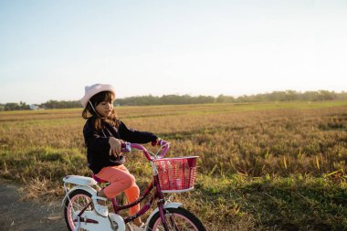yürümeye başlayan çocuk açık havada bisikletsürme keyfini çıkarın