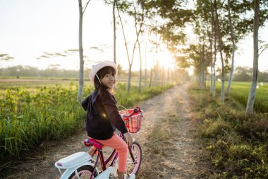 bağımsız asya çocuk bisiklete binmek