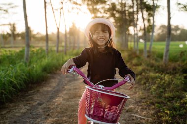bağımsız asya çocuk bisiklete binmek