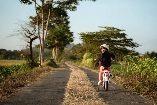 Független ázsiai gyermek lovagolni vele kerékpár — Stock Fotó