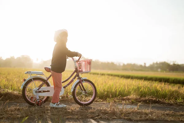 Independiente asiático niño paseo su bicicleta —  Fotos de Stock