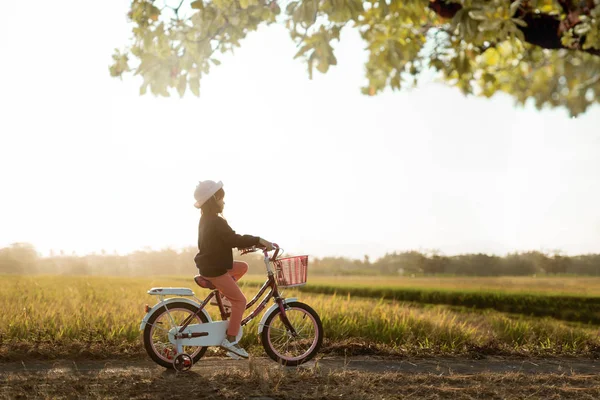 独立したアジアの子供は彼女の自転車に乗る — ストック写真