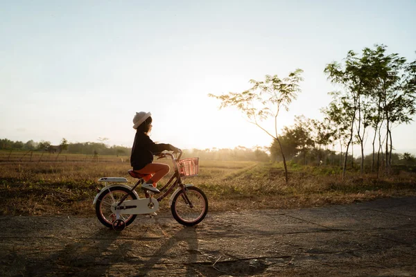 Criança gosta de andar de bicicleta ao ar livre — Fotografia de Stock