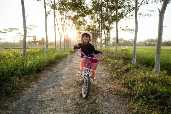 Nezávislé asijské dítě jezdit na kole — Stock fotografie