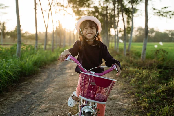 Bambino godere di andare in bicicletta all'aperto — Foto Stock