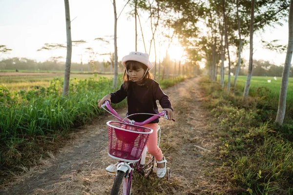 Maluch cieszyć się jazda konna jej rower na wolnym powietrzu — Zdjęcie stockowe