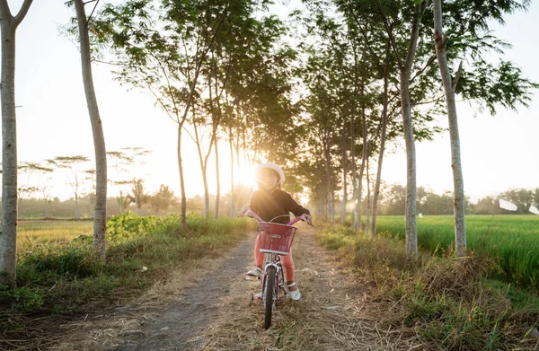 Independiente asiático niño paseo su bicicleta — Foto de Stock