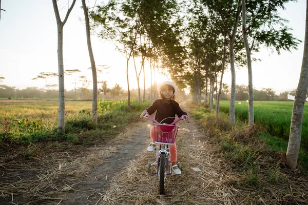 유아는 야외에서 자전거를 타는 것을 즐깁니다. — 스톡 사진