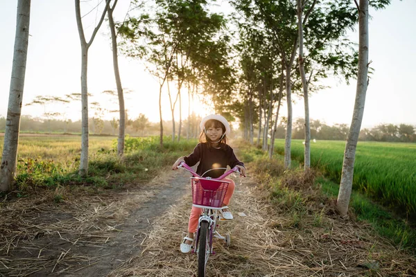 Onafhankelijk Aziatisch kind berijd haar fiets — Stockfoto