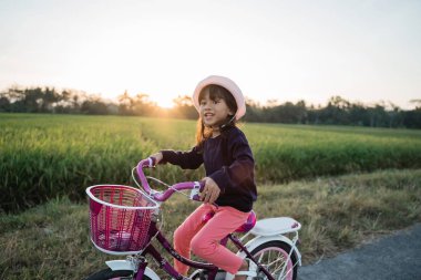 yürümeye başlayan çocuk açık havada bisikletsürme keyfini çıkarın