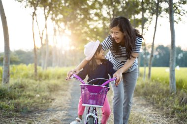 çocuk annesi ile bisiklete binmeyi öğrenme