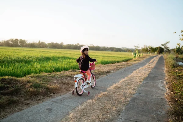 Kleinkind genießt Radfahren im Freien — Stockfoto