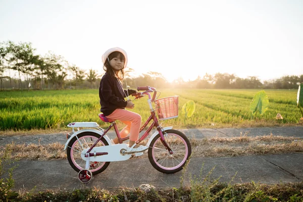 Independiente asiático niño paseo su bicicleta —  Fotos de Stock