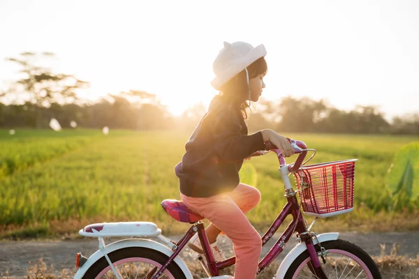 Onafhankelijk Aziatisch kind berijd haar fiets — Stockfoto