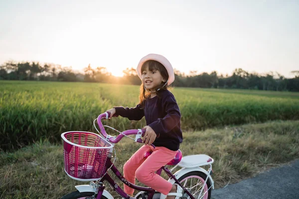 Småbarn njuta rida hennes cykel utomhus — Stockfoto