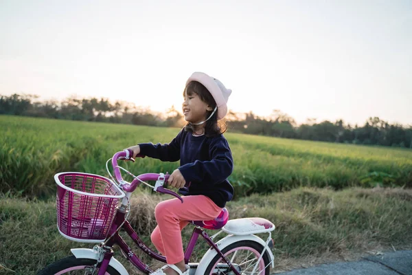 Малышу нравится кататься на велосипеде под открытым небом — стоковое фото