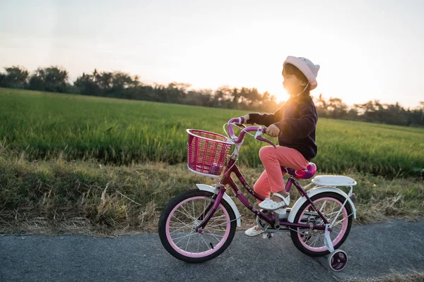 Peuter geniet van het berijden van haar fiets buiten — Stockfoto