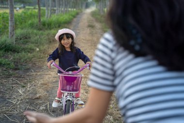 ebeveyn çocuk bisiklet açık binmek için yardım