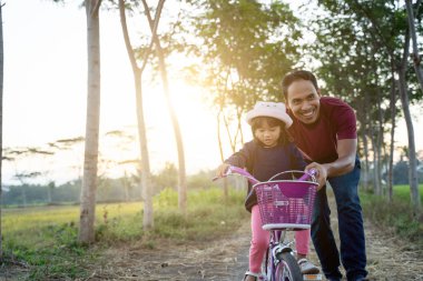 kızı babası ile bisiklete binmek öğrenme
