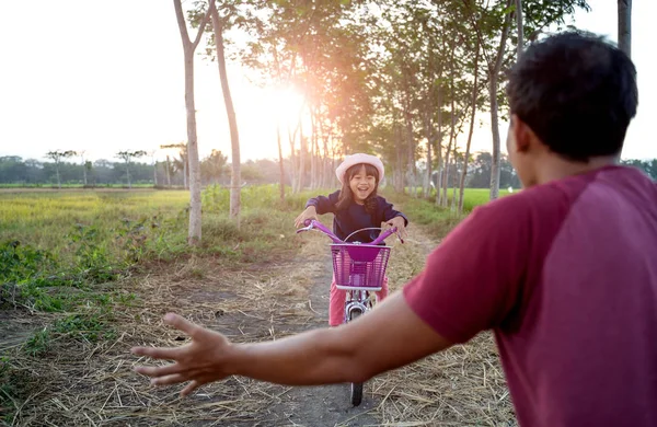 Fille apprendre à faire du vélo avec papa — Photo