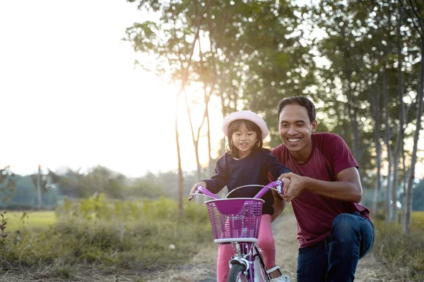 Kızı babası ile bisiklete binmek öğrenme — Stok fotoğraf