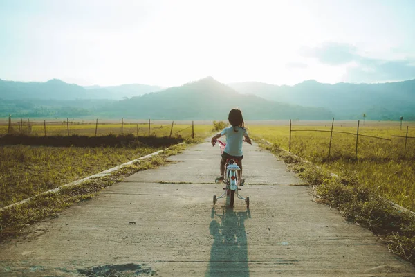 Toddler enjoy riding her bicycle outdoor — Stock Photo, Image