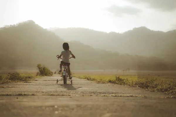 Toddler enjoy riding her bicycle outdoor — Stock Photo, Image