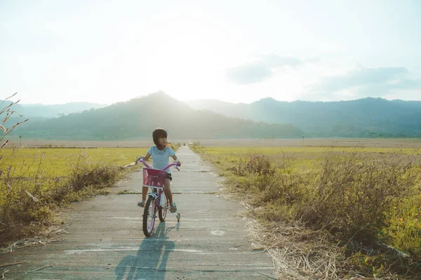 幼児は屋外で彼女の自転車に乗って楽しむ — ストック写真