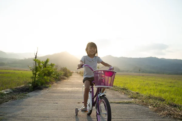 Independiente asiático niño paseo su bicicleta —  Fotos de Stock