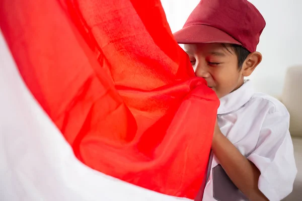 Student küsst Indonesien-Fahne über Weiß — Stockfoto