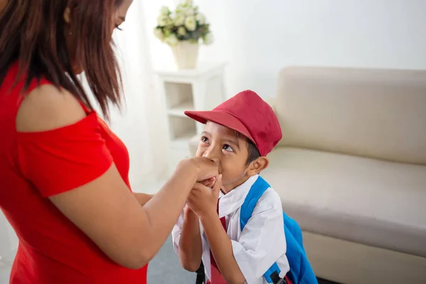 Niño besar madres mano mientras sacudiendo la mano —  Fotos de Stock