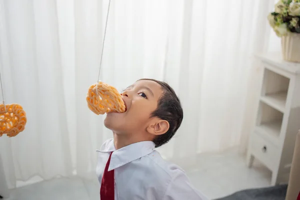Lomba makan kerupuk — Stock Photo, Image