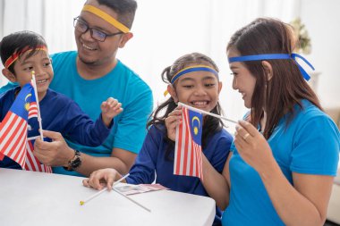 bağımsızlık günü için malezya bayrağı yaratan aile