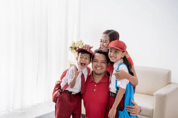 Estudiante indonesio vistiendo uniforme sonriendo a la cámara — Foto de Stock