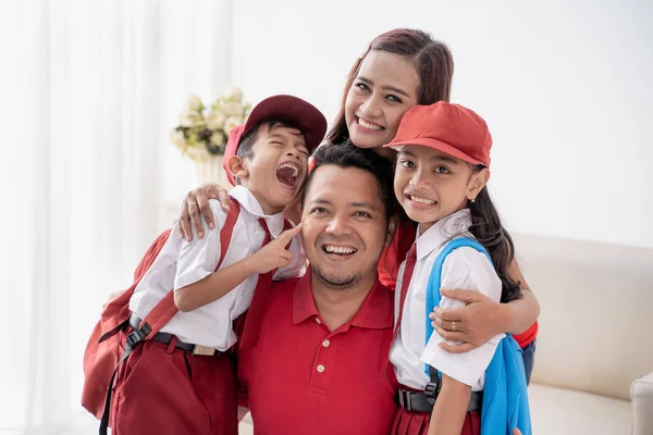 Estudiante indonesio vistiendo uniforme sonriendo a la cámara —  Fotos de Stock