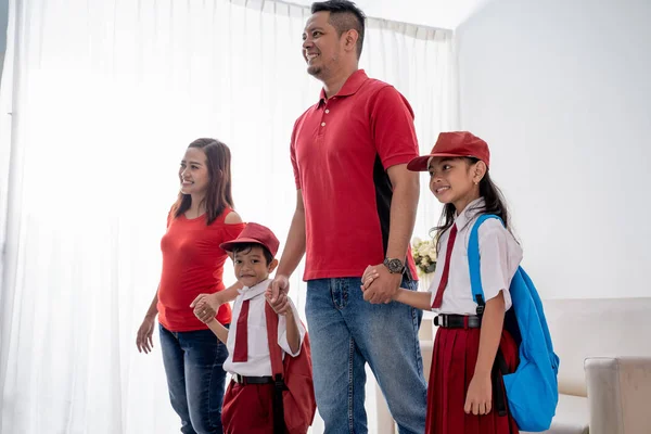 小学生和家长一起步行上学 — 图库照片