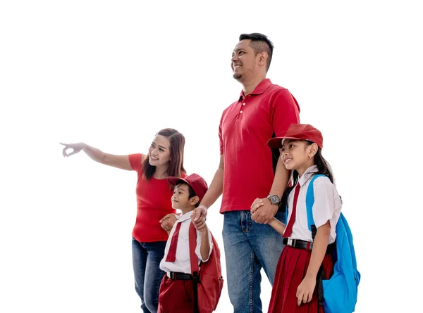 Parents accompagnent leurs enfants à l'école pour la première fois — Photo